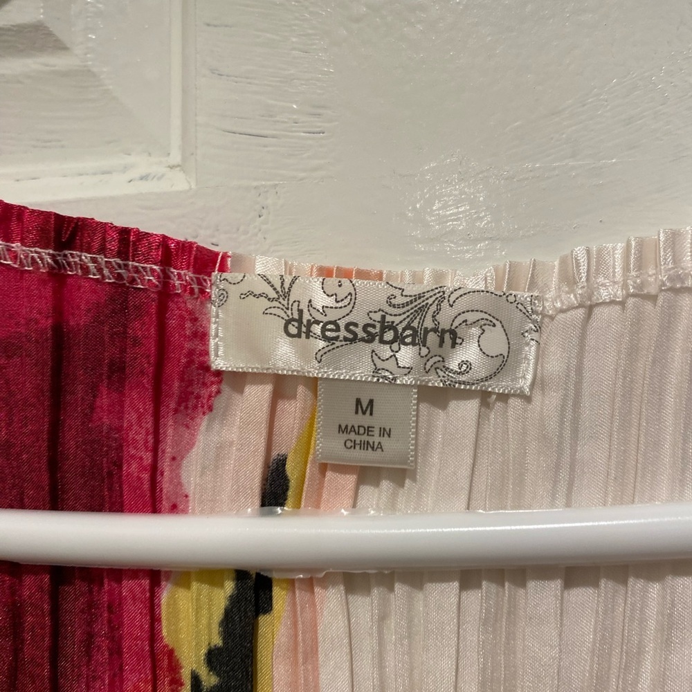 Dressbarn Red and Yellow Pleated Cap Sleeve Blouse - Picture 4 of 4